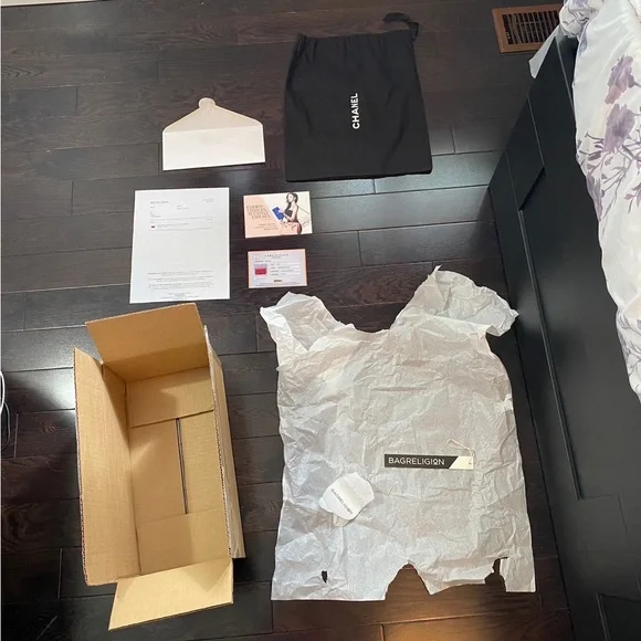 CHANEL New Medium Chevron Boy - Picture 4 of 12